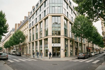 Façade d'un immeuble de services professionnels dans le centre-ville de Rennes avec trottoir et voitures garées