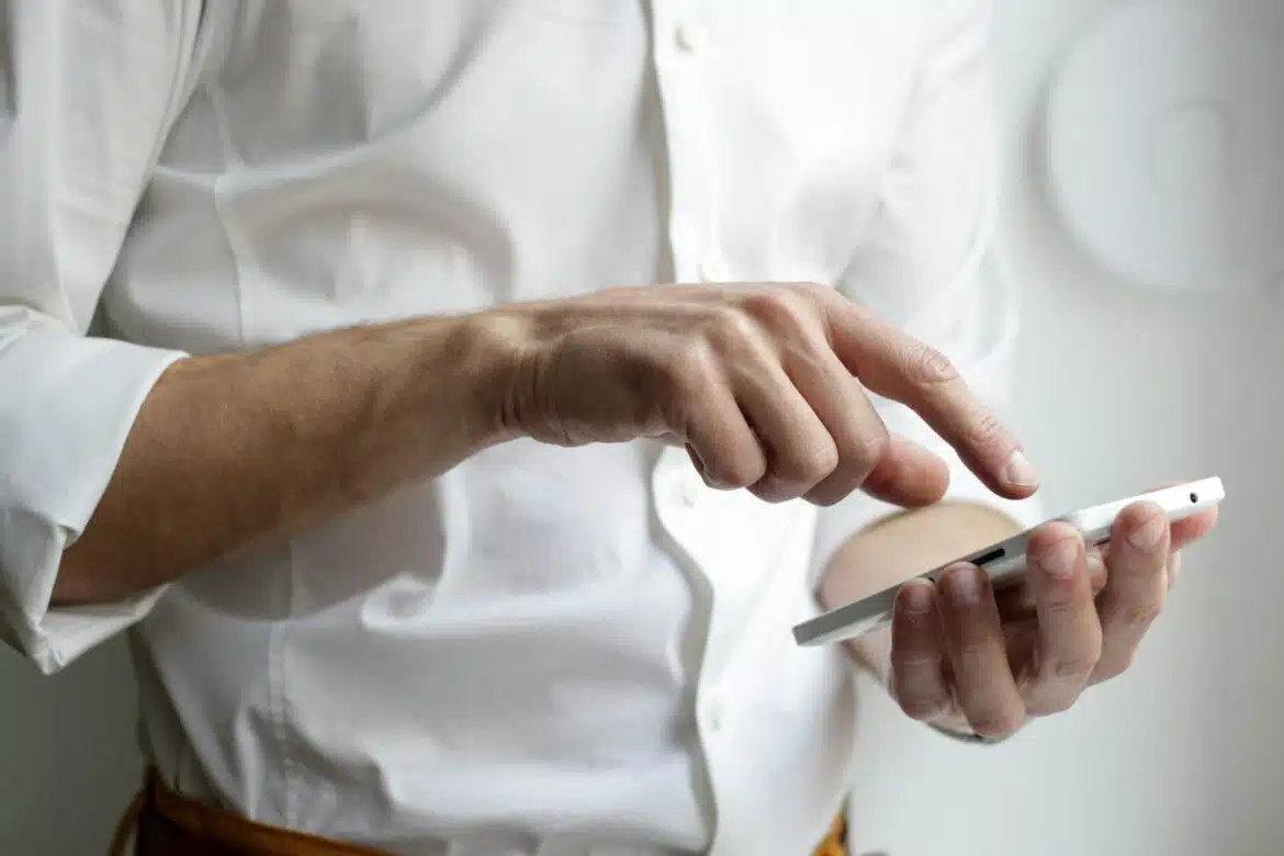 un chef d'entreprise sur son téléphone