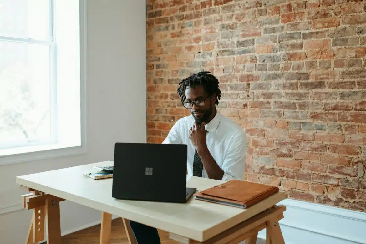 un auto-entrepreneur travaillant à son bureau