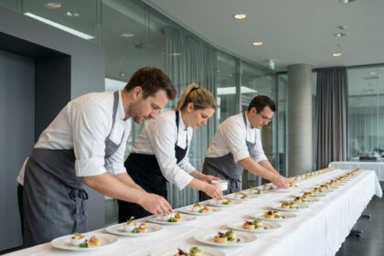 Équipe de traiteur professionnel dressant un buffet élégant lors d'un événement d'entreprise en salle
