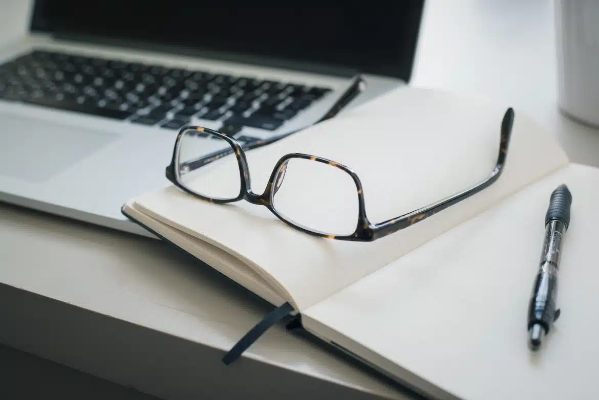 pc, lunettes et crayon